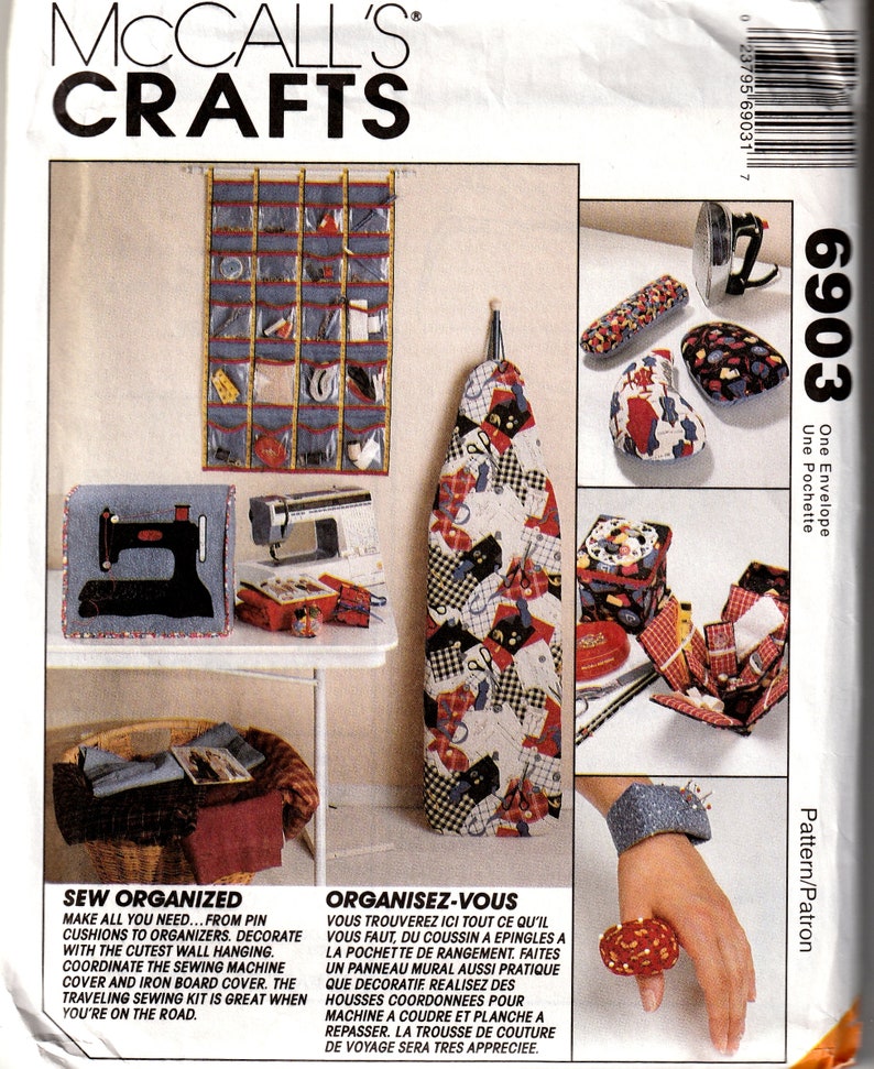 Puede incluir: Un patr&oacute;n de costura para un organizador de pared, una cubierta para m&aacute;quina de coser, una cubierta para tabla de planchar y un alfiletero. El patr&oacute;n se llama "Sew Organized" y "Organisez-vous".