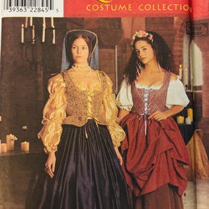 Puede incluir: Un patrón de costura para disfraces renacentistas. La portada presenta a dos mujeres con vestidos de época. Una lleva un vestido dorado y azul marino, la otra un vestido rojo y marrón. El texto "Renaissance Costume Collection" es visible.