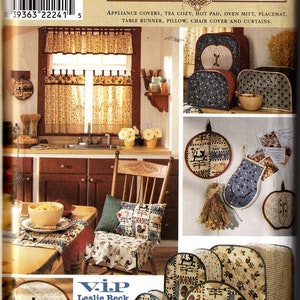 Peut inclure: Un patron de couture Simplicity Home présentant une variété d'articles de cuisine, notamment des housses d'appareils, des chauffe-tasses, des dessous de plat, des maniques, des sets de table, des chemins de table, des coussins, des housses de chaise et des rideaux. Le patron est conçu par Vi.P Leslie Beck.