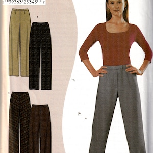 Puede incluir: Un patrón de costura para pantalones, con tres estilos diferentes. El patrón es de Simplicity y el número de patrón es 9943. El patrón incluye las tallas A, B, C, D, E y F.
