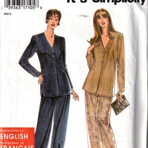 Puede incluir: Patrón de costura con dos mujeres modelando trajes. Uno es azul marino, el otro es beige con pantalones a cuadros. El patrón incluye instrucciones en inglés, francés y español. El texto dice "It's SO EASY, it's Simplicity."