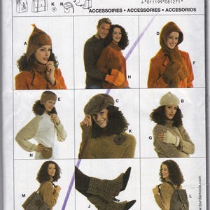 Può includere: Un catalogo di modelli Burda con vari accessori in maglia, tra cui cappelli, sciarpe, guanti e borse. Il catalogo presenta diversi stili e design, con un focus sull'abbigliamento in maglia caldo e strutturato. La tavolozza dei colori include sfumature di marrone, beige e arancione.