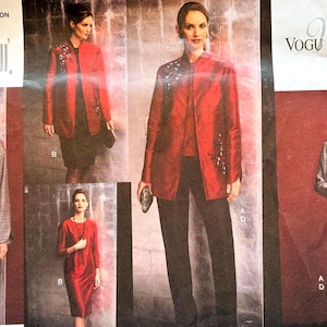 Könnte beinhalten: Ein Vogue-Schnittmuster mit einer roten Jacke mit floraler Stickerei, kombiniert mit schwarzer Hose und Rock. Das Muster enthält auch ein graues Jacken- und Rock-Ensemble. Größen: 8, 10 und 12.