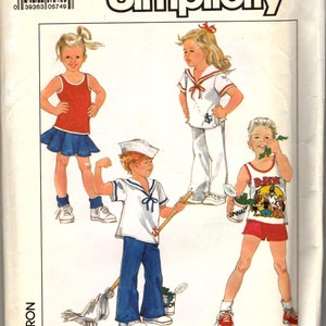Op de afbeelding: Een Simplicity-naaipatroon voor kinderkleding met een matroos, een meisje in een rood tanktop en een blauwe rok, en een jongen in een rood tanktop met een Popeye-afbeelding. Het patroonnummer is 8712 en de maat is 4. Het patroon bevat instructies voor het gebruik van een overlock- of een overlock-naaimachine.