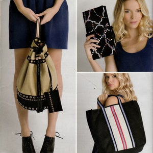 Op de afbeelding: Een naaipatroon voor twee tassen, een zwarte tote bag met witte en rode strepen en een beige trekkoordtas met zwarte accenten. Het patroon is van Cynthia Rowley en is maat één.