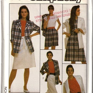 Peut inclure: Un patron de couture Simplicity pour un blazer et une jupe à carreaux, avec un chemisier blanc et un pantalon. Le numéro du patron est 8721, taille 12, EUR 40. Le patron comprend des instructions pour réaliser un passe-partout qui va partout.