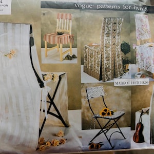 Puede incluir: Un patrón de costura para fundas de sillas y mantelería. El patrón incluye varios diseños, como telas a rayas, florales y estampadas. La imagen muestra diferentes estilos de fundas de sillas, incluyendo una silla plegable y una silla de comedor.