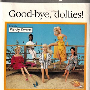 Peut inclure: Un patron de couture vintage pour faire des vêtements de poupée. Le patron est pour une poupée d'une seule taille. Le patron s'appelle "Good-bye, dollies!" et est conçu par Wendy Everett. Le patron montre cinq poupées portant des tenues différentes. Les poupées sont debout sur une promenade en bois avec du sable en dessous.
