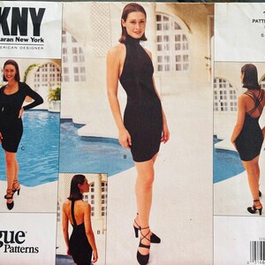 Könnte beinhalten: Vogue Patterns Schnittmuster mit DKNY-Designs. Das Schnittmuster enthält mehrere Ansichten eines schwarzen Kleides, die verschiedene Ausschnitte und Rückendetails zeigen. Die Mustergröße ist 6-8-10.