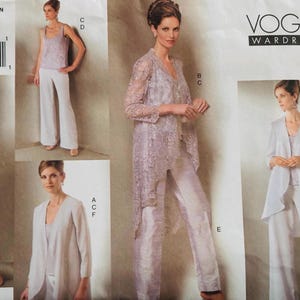 Può includere: Modello di cucito Vogue Wardrobe con modelli per abiti da cerimonia da donna. Il modello include modelli per canotta, pantaloni palazzo, giacca a maniche lunghe e giacca in pizzo. La tavolozza dei colori è tenue, con sfumature di lavanda e bianco.