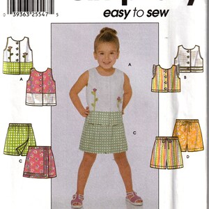 Può includere: Un cartamodello per un abito da bambina, che comprende una canotta senza maniche, una gonna e due paia di pantaloncini. Il cartamodello è di Simplicity ed è facile da cucire. Il cartamodello comprende le taglie 3, 4, 5 e 6.