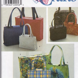 以下が含まれることがあります： Simplicity Crafts パターン 8331。様々なトートバッグのデザインが掲載されています。画像には、花柄、ストライプ、チェックなど、さまざまな色と柄のバッグが写っています。バッグのサイズとハンドルのスタイルは異なります。パターンには「ONE SIZE」の文字が含まれています。