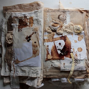 Puede incluir: Un libro abierto con p&aacute;ginas hechas de tela y papel superpuestos. Las p&aacute;ginas est&aacute;n decoradas con pintura marr&oacute;n y blanca, manchas de caf&eacute; y flores de tela.
