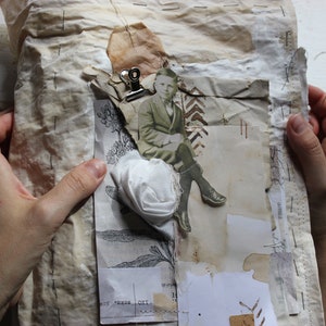 Puede incluir: Un collage vintage con una foto en blanco y negro de un hombre con traje sentado en una silla. El collage est&aacute; hecho en un trozo de papel marr&oacute;n con una flor de tela blanca y otros recortes de papel.