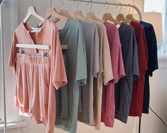 Ensembles de pyjama en tricot côtelé pour femmes Haut à manches courtes et shorts 2 pièces tenues de survêtement avec poches