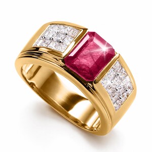 Può includere: Un anello in oro con una grande pietra preziosa rettangolare rosso scuro al centro. La fascia è affiancata su entrambi i lati da due pannelli quadrati, ciascuno contenente un gruppo di piccole pietre bianche trasparenti a taglio quadrato.