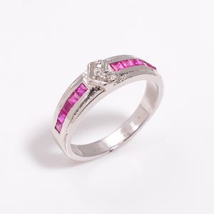 Anillo de plata de ley con rubí rosa de talla princesa y engaste de canal.