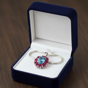 Akcenty z niebieskiego topazu z rubinowym wisiorkiem ze srebra próby 925: Wisiorek z wieloma kamieniami dla niej