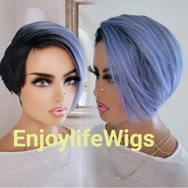 スチールグレーブルールートのピクシーウィッグ（ロングスウープバング付き）