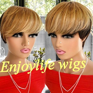 Puede incluir: Dos maniquíes con pelucas cortas rubias con raíces oscuras. Las pelucas tienen un estilo irregular y en capas. Los maniquíes llevan vestidos rojos y collares plateados. El texto "Enjoylife Wigs" está impreso en amarillo en la parte inferior de la imagen.