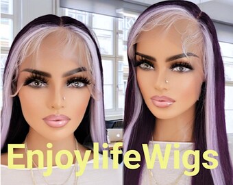 Könnte beinhalten: Zwei lange, glatte Perücken mit violetten und weißen Strähnen. Die Perücken sind mit einem Mittelscheitel gestylt und haben ein natürliches, fließendes Aussehen. Der Text "EnjoylifeWigs" ist am unteren Rand des Bildes sichtbar.