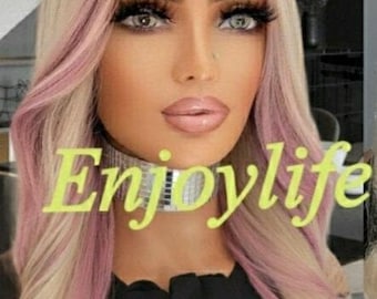 Falowana blond peruka balayage z delikatnymi różowymi refleksami