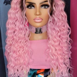 Perruque sexy lace front hd rose doux avec des racines brunes d'aspect naturel