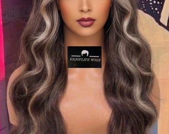 Peluca frontal de encaje HD ondulada color marrón con reflejos rubio ceniza dorados. Aspecto natural y raya libre.