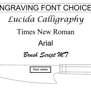 Puede incluir: Un dibujo en blanco y negro de un cuchillo de chef con un rect&aacute;ngulo en blanco para grabar. El texto "Engraving Font Choices" est&aacute; en la parte superior de la imagen. Debajo del cuchillo, se enumeran las siguientes fuentes: Lucida Calligraphy, Times New Roman, Arial y Brush Script MT.