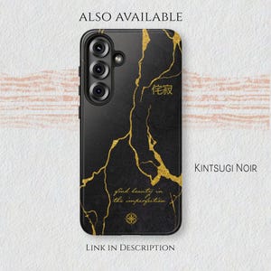 Puede incluir: Funda de tel&eacute;fono negra con dise&ntilde;o Kintsugi dorado. La funda presenta un patr&oacute;n agrietado con el texto "find beauty in the imperfection" y caracteres japoneses. Tambi&eacute;n se ven las palabras "Kintsugi Noir" y "Also Available".