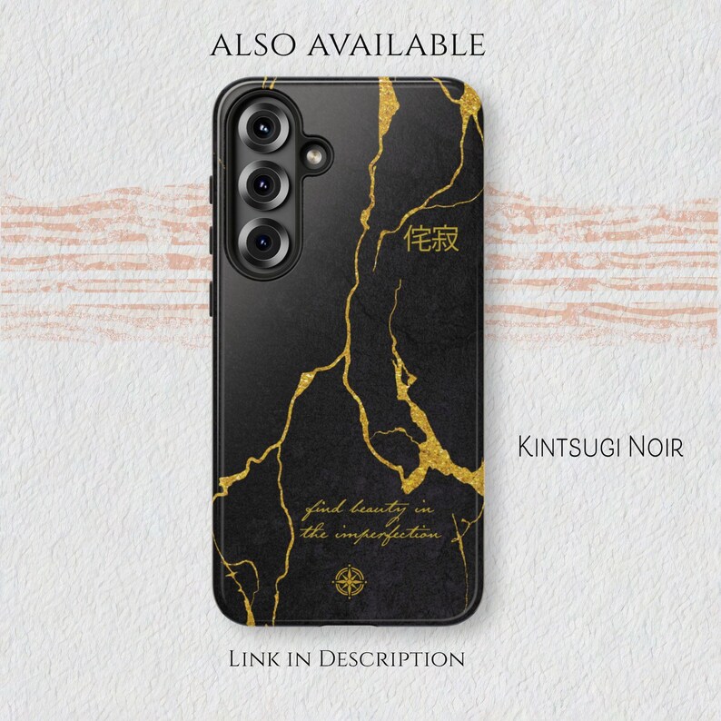 Puede incluir: Funda de tel&eacute;fono negra con dise&ntilde;o Kintsugi dorado. La funda presenta un patr&oacute;n agrietado con el texto "find beauty in the imperfection" y caracteres japoneses. Tambi&eacute;n se ven las palabras "Kintsugi Noir" y "Also Available".