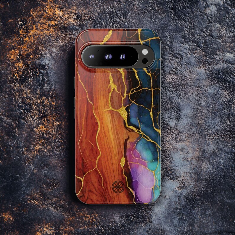 Puede incluir: Una funda de tel&eacute;fono con un dise&ntilde;o &uacute;nico. La funda presenta una mezcla de colores, incluyendo tonos de marr&oacute;n, naranja, azul y morado, con patrones dorados en forma de venas. La funda tiene un recorte para la c&aacute;mara y un logotipo en la parte inferior.