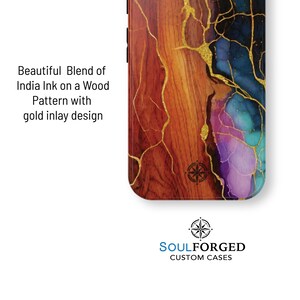 Puede incluir: Una funda de tel&eacute;fono con un dise&ntilde;o de vetas de madera, tinta de la India y dise&ntilde;o de incrustaciones doradas. La funda presenta una mezcla de tonos marrones, naranjas, morados y azules. El texto en la funda dice "Beautiful Blend of India Ink on a Wood Pattern with gold inlay design."