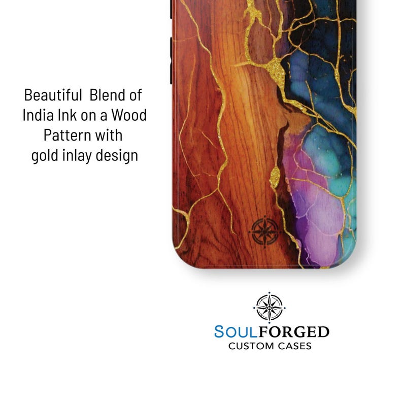 Puede incluir: Una funda de tel&eacute;fono con un dise&ntilde;o de vetas de madera, tinta de la India y dise&ntilde;o de incrustaciones doradas. La funda presenta una mezcla de tonos marrones, naranjas, morados y azules. El texto en la funda dice "Beautiful Blend of India Ink on a Wood Pattern with gold inlay design."