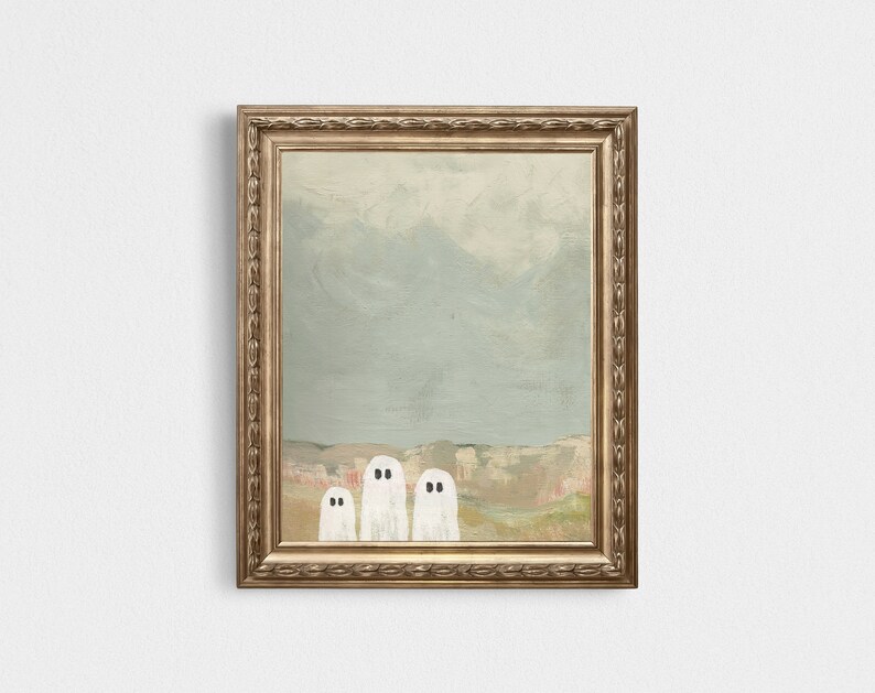 Peut inclure: Une peinture encadr&eacute;e repr&eacute;sentant trois fant&ocirc;mes blancs aux yeux noirs debout en rang devant un paysage bleu clair et brun.