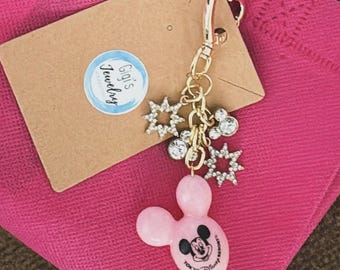 Llaveros con dijes de chatarra hechos a mano