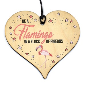 Sii un fenicottero tra i piccioni, novità, placca a forma di cuore in legno da appendere, regalo per gli amici #639