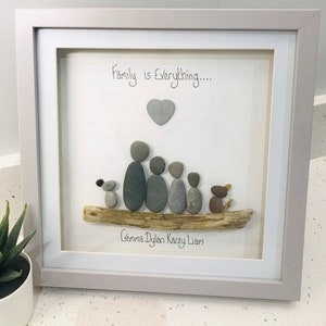 Familien-Kieselrahmen, personalisierte Geschenke, Familien-Kieselkunst, Familiengeschenke, Geschenk für Freund, neues Zuhause-Geschenk, beste Geschenkideen für Zuhause, Kieselstein-Rahmen Bild 1