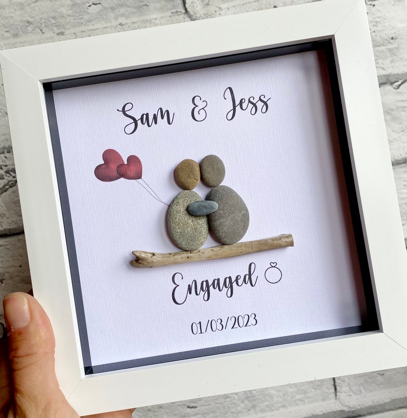 Gepersonaliseerde verlovingscadeau, Box Frame, Verlovingscadeau voor koppels, Verlovingscadeau-ideeën, Paar Pebble Frame, Gefeliciteerd afbeelding 1