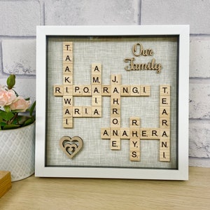 Marco familiar de Scrabble, regalos personalizados, regalo de Navidad, regalo de aniversario para esposa, regalo para casa nueva, marco de caja, regalo de cumpleaños, regalos de boda
