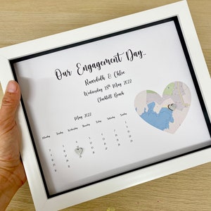 Personalisierter Verlobungsgeschenk, Herzkartenrahmen, personalisierter Verlobungsrahmen, verlobt, Andenken, Kalenderrahmen, Geschenkideen für Paare,