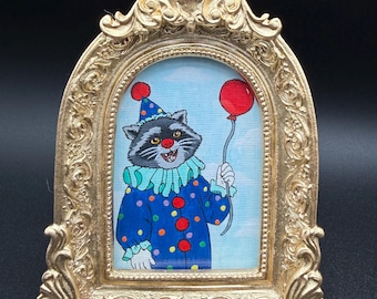 Oryginalny miniaturowy obraz akrylowy przedstawiający szopa pracza przebranego za klauna, uroczy obraz klauna-szopa