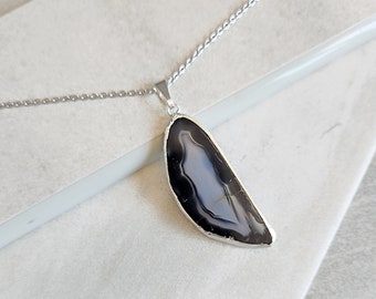 Black Agate Crystal Pendant, Agate Necklace, Crystal Jewelry, Boho, Indie, Y2K Jewelry, Witchy Jewelry, Spiritual Gifts, Agate Slice, Geode