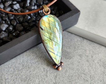 Pendentif bohème en labradorite, collier en labradorite, pendentif électroformé, bijoux de sorcière, cristal de guérison, plage, cuir, cordelette, terreux, chic