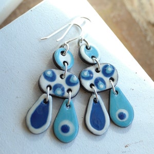 Pendientes candelabro grandes de cerámica boho, Pendientes largos colgantes llamativos, pendientes únicos pintados a mano blanco y azul