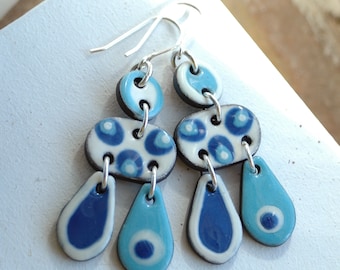 Pendientes candelabro grandes de cerámica boho, Pendientes largos colgantes llamativos, pendientes únicos pintados a mano blanco y azul