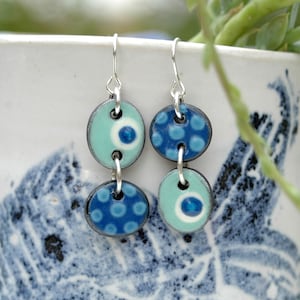 Pendientes asimétricos colgantes, Pendientes gancho llamativos desparejos, Pendientes azules cerámica, Pendientes divertidos lunares mujer