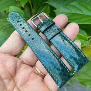 Puede incluir: Dos correas de reloj de cuero verde con un patrón texturizado. Las correas están hechas de cuero suave y flexible y tienen un diseño clásico.