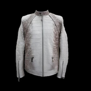 Puede incluir: Chaqueta de cuero blanca y gris con un patrón de piel de cocodrilo. La chaqueta tiene cuello alto, cremallera completa y dos bolsillos con cremallera. Los hombros y la parte superior de las mangas presentan un patrón gris más oscuro. Prenda de vestir exterior elegante.