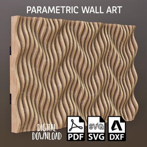 Op de afbeelding: Parametrische wandkunst van lichtbruin hout met een golfachtig ontwerp. Het kunstwerk heeft een driedimensionale uitstraling en is voorzien van het label "DIGITALE DOWNLOAD" met pictogrammen voor PDF, SVG en DXF.